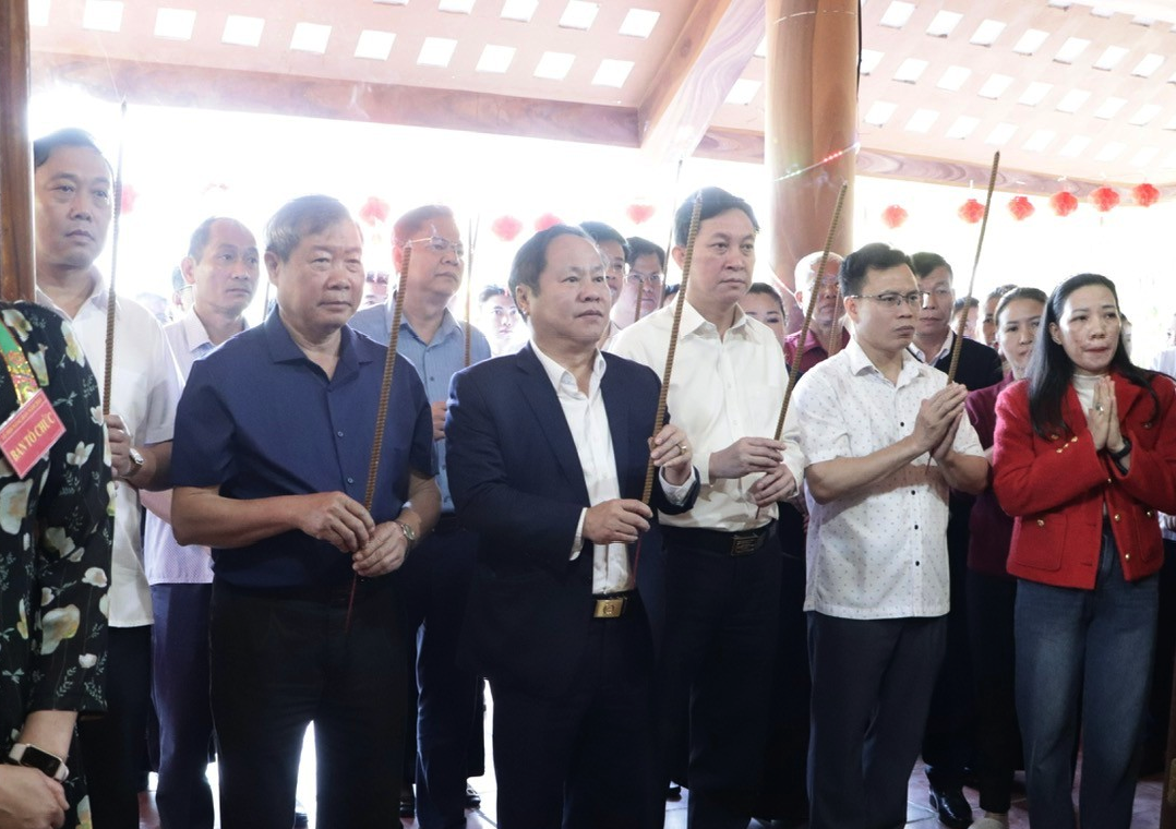 Đại biểu dâng hương tưởng nhớ công lao của Nàng Han.