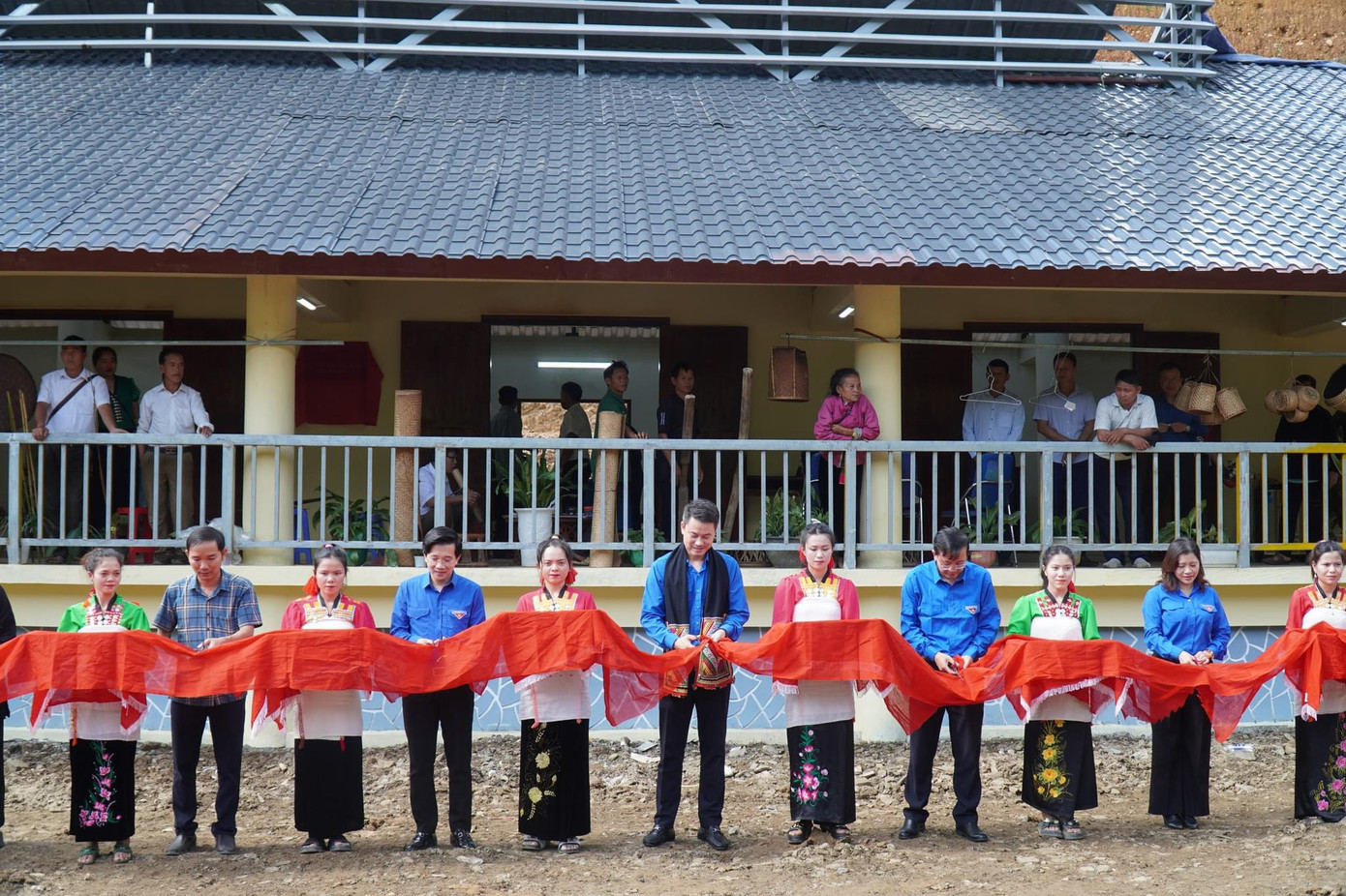 Lãnh đạo Trung ương Đoàn, Tỉnh đoàn Lai Châu, huyện Nậm Nhùn và nhà tài trợ cắt băng khánh thành Nhà Văn hóa dân tộc Mảng. Lãnh đạo Trung ương Đoàn, Tỉnh đoàn Lai Châu, huyện Nậm Nhùn và nhà tài trợ cắt băng khánh thành Nhà Văn hóa dân tộc Mảng.