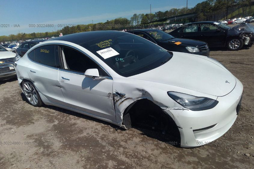 Một chiếc Tesla Model 3 2020 đã bị hư hỏng trong một vụ tai nạn vào tháng 4 năm 2021. Một chiếc Tesla Model 3 2020 đã bị hư hỏng trong một vụ tai nạn vào tháng 4 năm 2021.