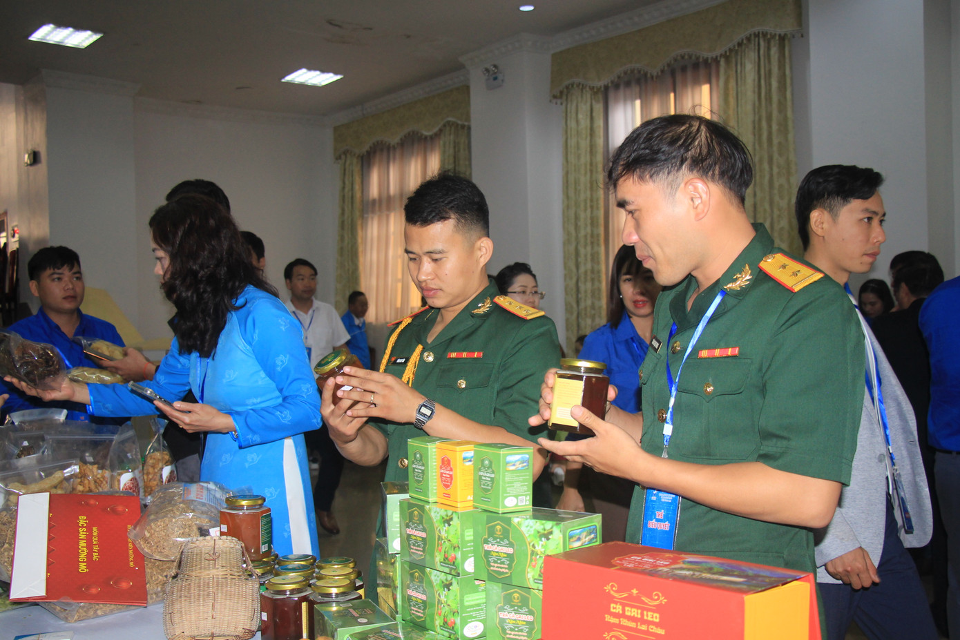 Đại biểu tham quan gian hàng trưng bày sản phẩm của thanh niên Lai Châu.