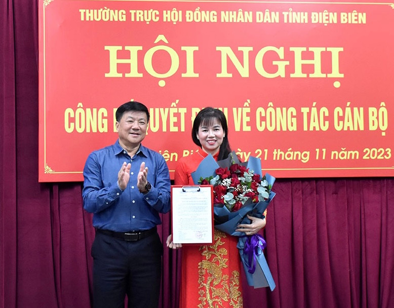 Chủ tịch HĐND tỉnh Điện Biên Lò Văn Phương trao quyết định bổ nhiệm, tặng hoa chúc mừng bà Nguyễn Thị Hồng Liên.