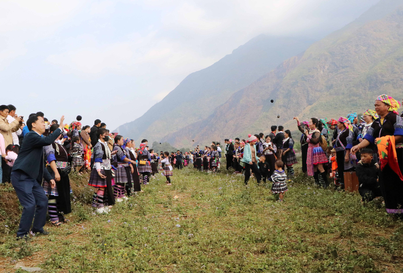 Trò chơi ném pao thu hút đông đảo lãnh đạo huyện Than Uyên, người dân tham gia.