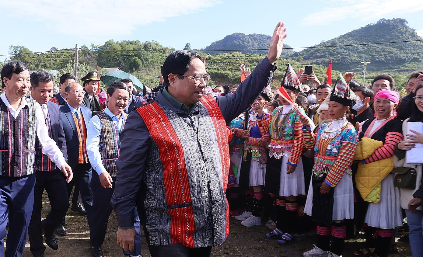 Thủ tướng Phạm Minh Chính với đồng bào các dân tộc tỉnh Lai Châu. (Ảnh: Dương Giang/TTXVN)