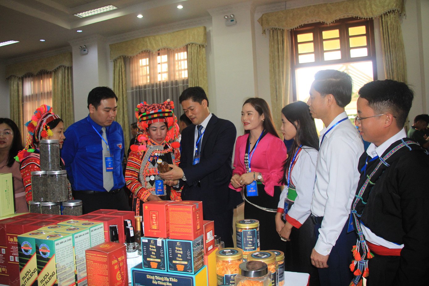 Lãnh đạo Tỉnh ủy Lai Châu và Trung ương Hội LHTN Việt Nam tham quan gian hàng trưng bày sản phẩm của thanh niên Lai Châu.