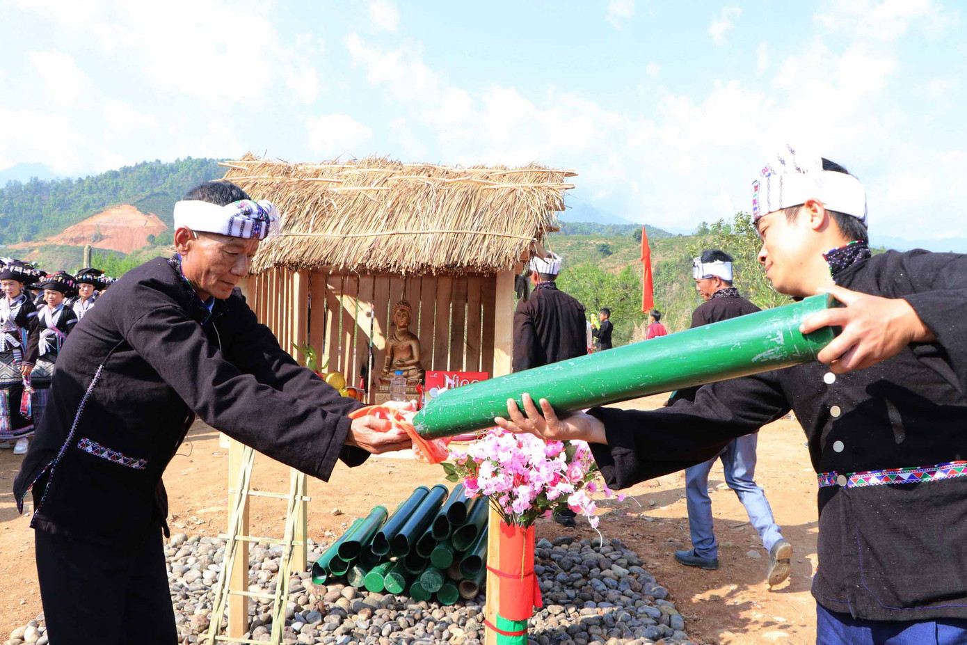 Sau lễ dâng hoa là lễ rửa tượng Phật với mong muốn tẩy uế, rửa đi hết những bụi bặm của trần gian trong một năm qua và cầu mong những điều mới mẻ, sạch sẽ nhất cho năm mới. Sau lễ dâng hoa là lễ rửa tượng Phật với mong muốn tẩy uế, rửa đi hết những bụi bặm của trần gian trong một năm qua và cầu mong những điều mới mẻ, sạch sẽ nhất cho năm mới.