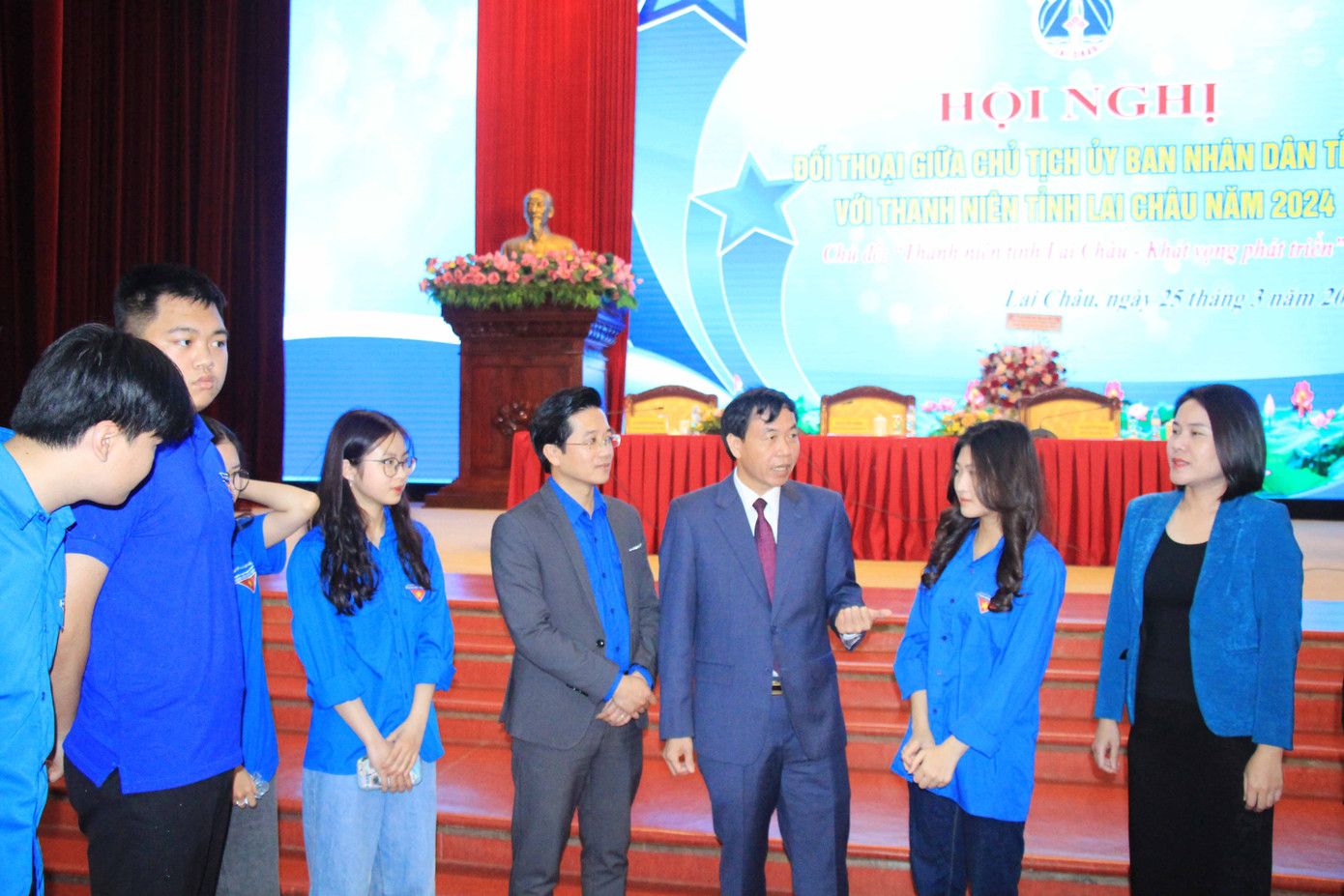 Chủ tịch UBND Lai Châu Lê Văn Lương trò chuyện với thanh niên bên lề hội nghị.