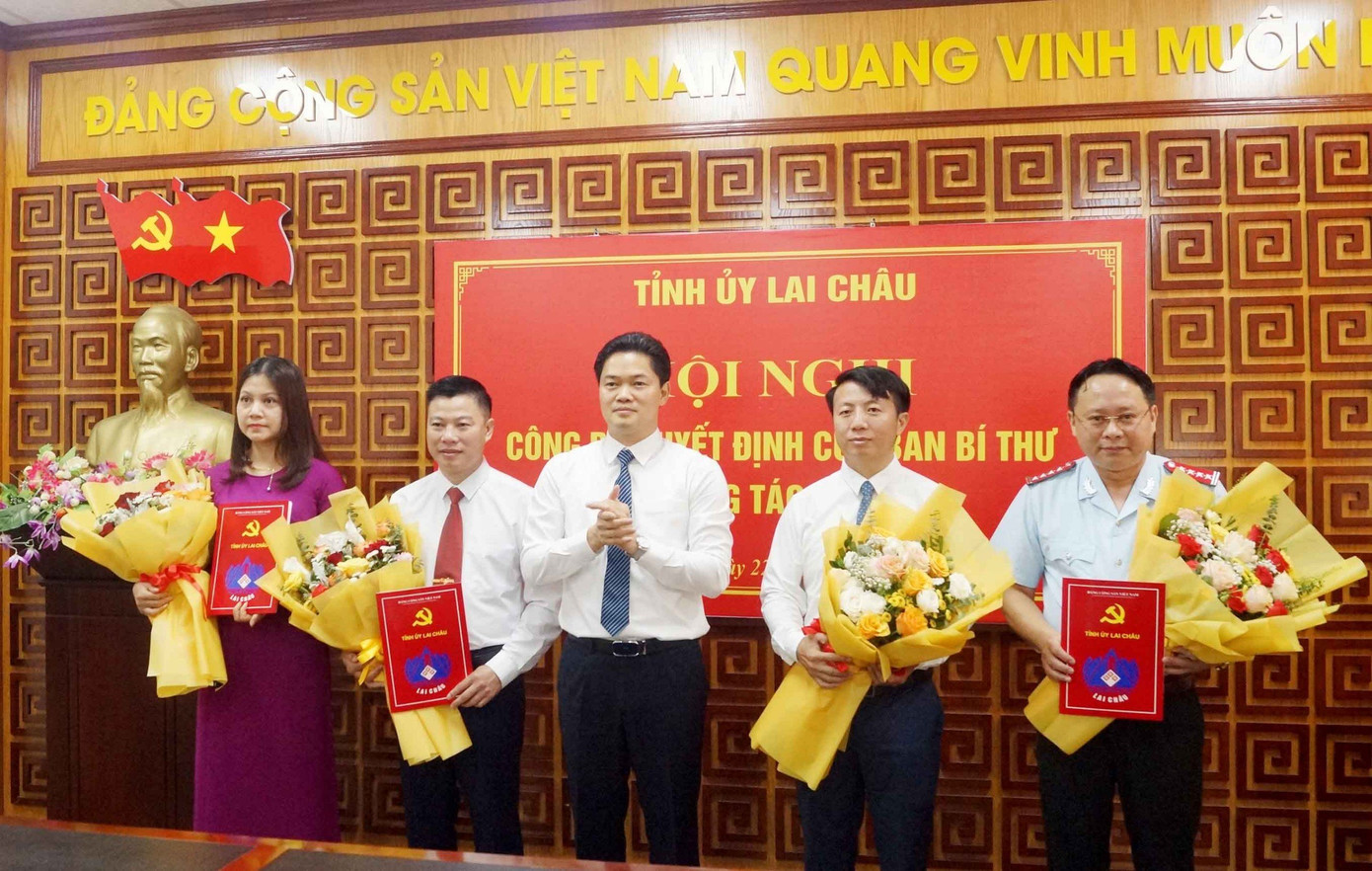 Phó Bí thư Thường trực Tỉnh ủy Lai Châu Vũ Mạnh Hà trao quyết định và tặng hoa cho các đồng chí được nhận quyết định chuẩn y của Ban Bí thư Trung ương Đảng.
