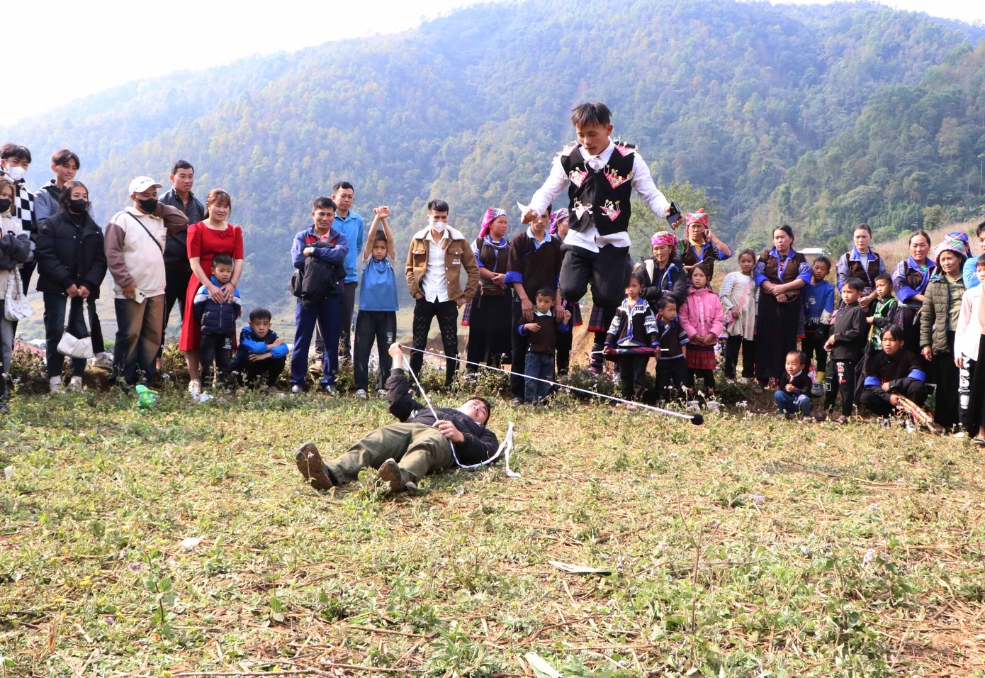 Trò chơi nhảy pao là trò chơi khó nhất và đem lại tiếng cười nhiều nhất với đồng bào người Mông.