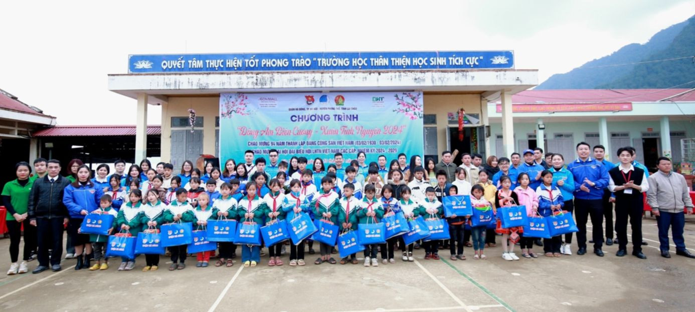 Các đơn vị trao quà cho học sinh Trường PTDTBT Tiểu học Sin Suối Hồ.