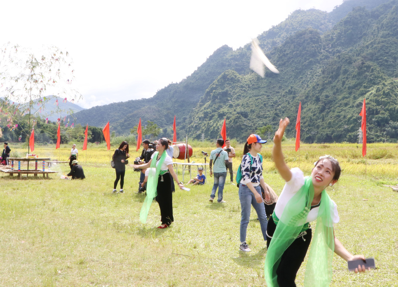 Kết thúc phần lễ, đồng bào Thái và du khách cùng tham gia các trò chơi truyền thống.