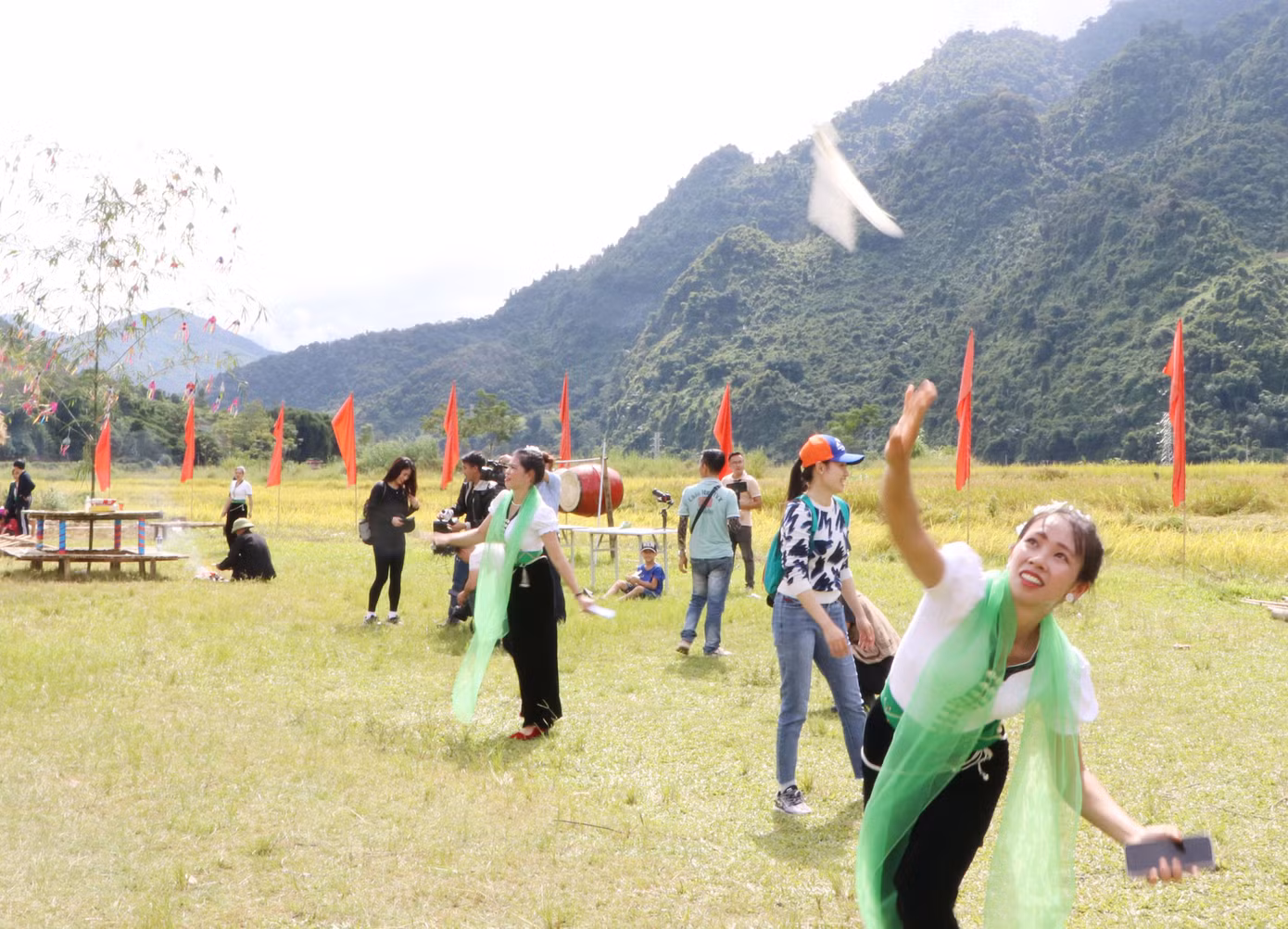Kết thúc phần lễ, đồng bào Thái và du khách cùng tham gia các trò chơi truyền thống. Kết thúc phần lễ, đồng bào Thái và du khách cùng tham gia các trò chơi truyền thống.