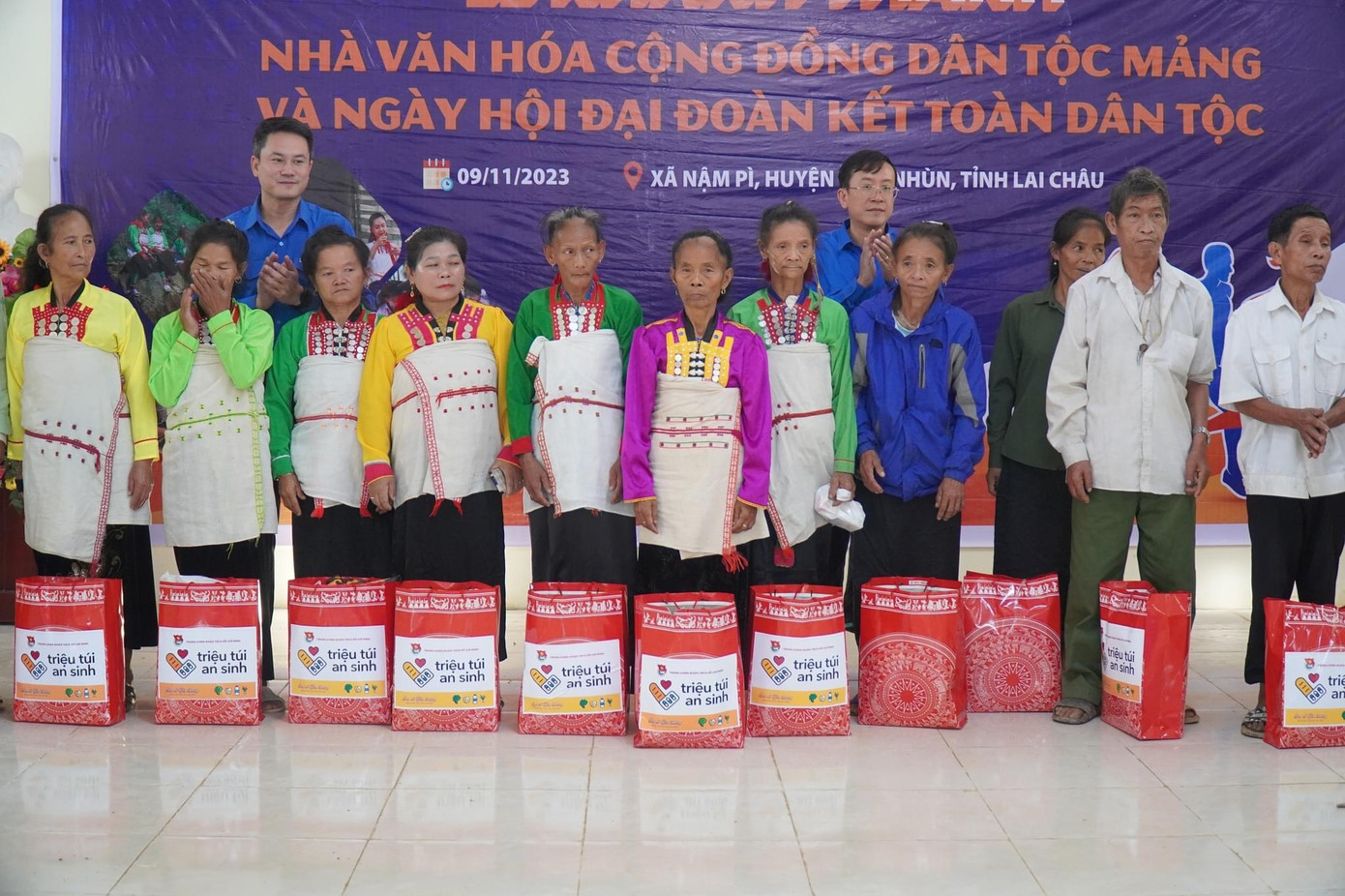 Trao 50 suất quà mỗi suất trị giá 15 triệu đồng được tặng người dân có hoàn cảnh khó khăn. Trao 50 suất quà mỗi suất trị giá 15 triệu đồng được tặng người dân có hoàn cảnh khó khăn.