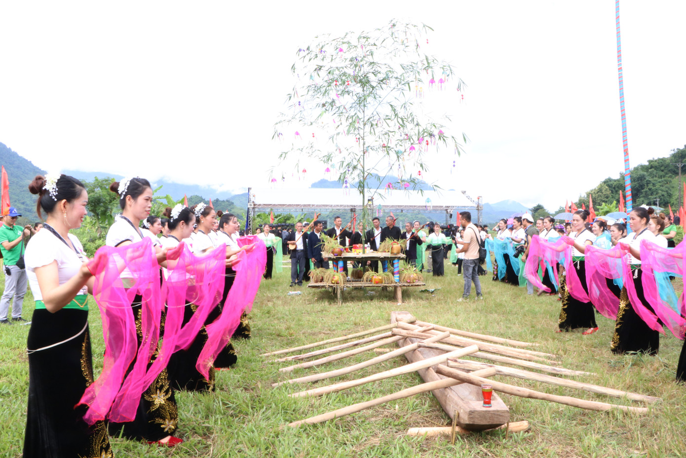 Lễ hội Kin lẩu khẩu mẩu, còn gọi Lễ hội cốm mới là một nét đẹp văn hoá truyền thống của đồng bào dân tộc Thái đã lưu truyền qua nhiều thế hệ.