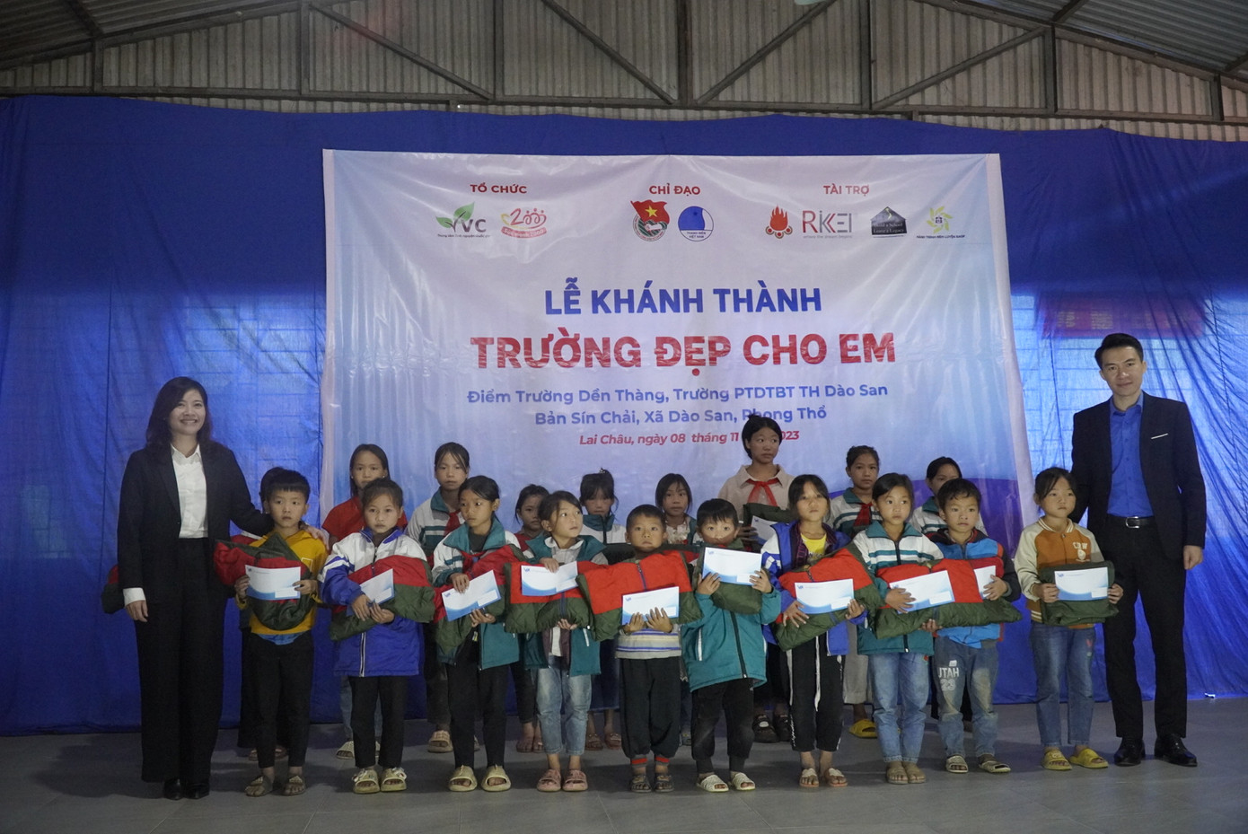 Bà Đỗ Thị Kim Hoa - Ủy viên đoàn Chủ tịch Uỷ ban Trung ương Hội Liên hiệp thanh niên Việt Nam, Giám đốc Trung tâm Thông tin nguồn lực tình nguyện Việt Nam và Phó Bí thư Thường trực Tỉnh Đoàn Lai Châu Lò Minh Hiếu trao quà cho học sinh. Bà Đỗ Thị Kim Hoa - Ủy viên đoàn Chủ tịch Uỷ ban Trung ương Hội Liên hiệp thanh niên Việt Nam, Giám đốc Trung tâm Thông tin nguồn lực tình nguyện Việt Nam và Phó Bí thư Thường trực Tỉnh Đoàn Lai Châu Lò Minh Hiếu trao quà cho học sinh.