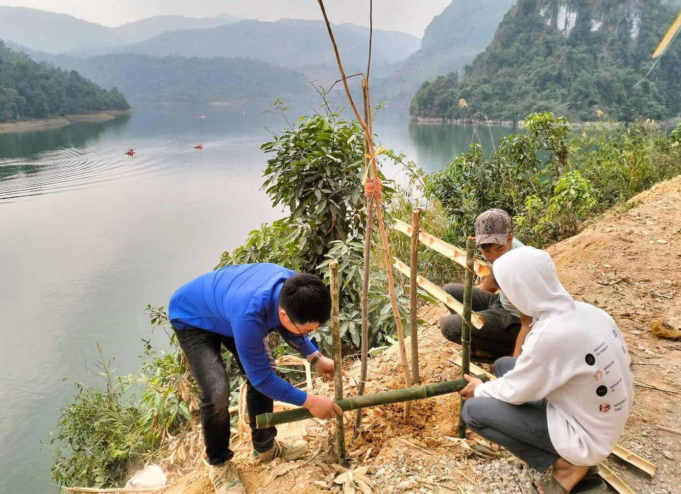 Tuổi trẻ huyện Than Uyên (Lai Châu) trồng cây xanh nhằm tạo cảnh quan. Tuổi trẻ huyện Than Uyên (Lai Châu) trồng cây xanh nhằm tạo cảnh quan.