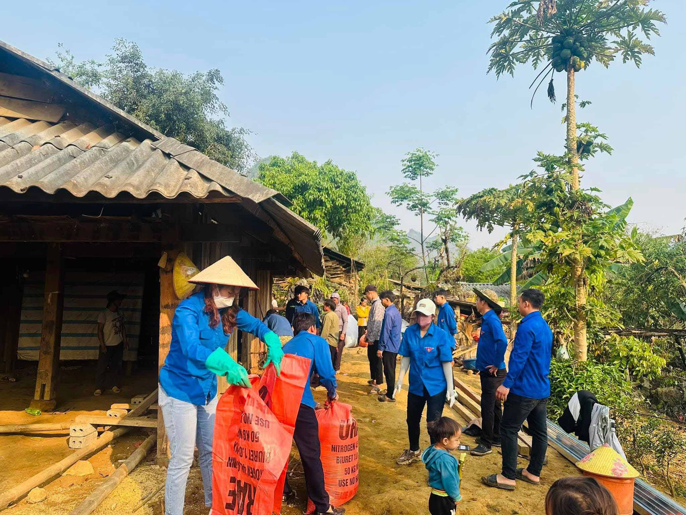 Đoàn viên thanh niên Lai Châu đổ nền, sửa nhà cho hộ nghèo. Đoàn viên thanh niên Lai Châu đổ nền, sửa nhà cho hộ nghèo.