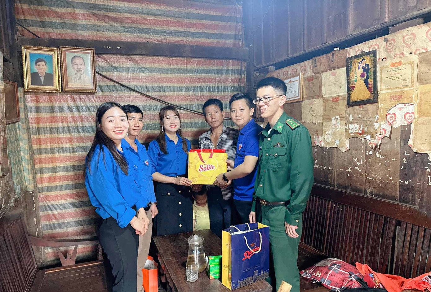 Tuổi trẻ huyện Mường Tè (Lai Châu) tặng quà cho gia đình có hoàn cảnh khó khăn. Tuổi trẻ huyện Mường Tè (Lai Châu) tặng quà cho gia đình có hoàn cảnh khó khăn.