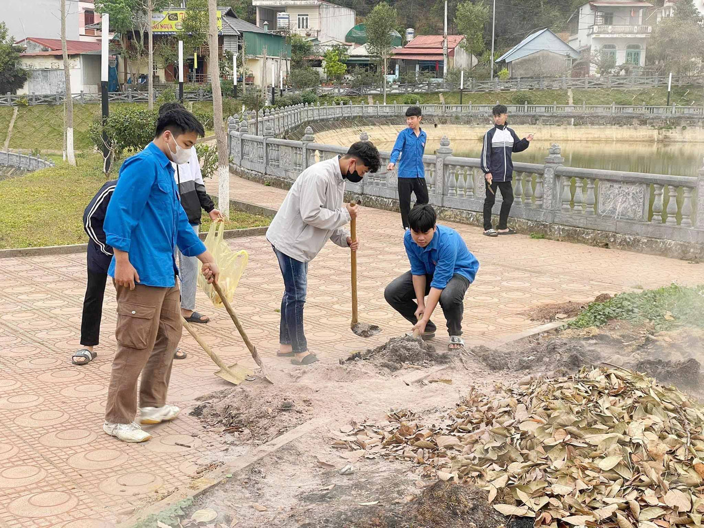 Tuổi trẻ thành phố Lai Châu quét dọn khu vực ao cá Bác Hồ. Tuổi trẻ thành phố Lai Châu quét dọn khu vực ao cá Bác Hồ.