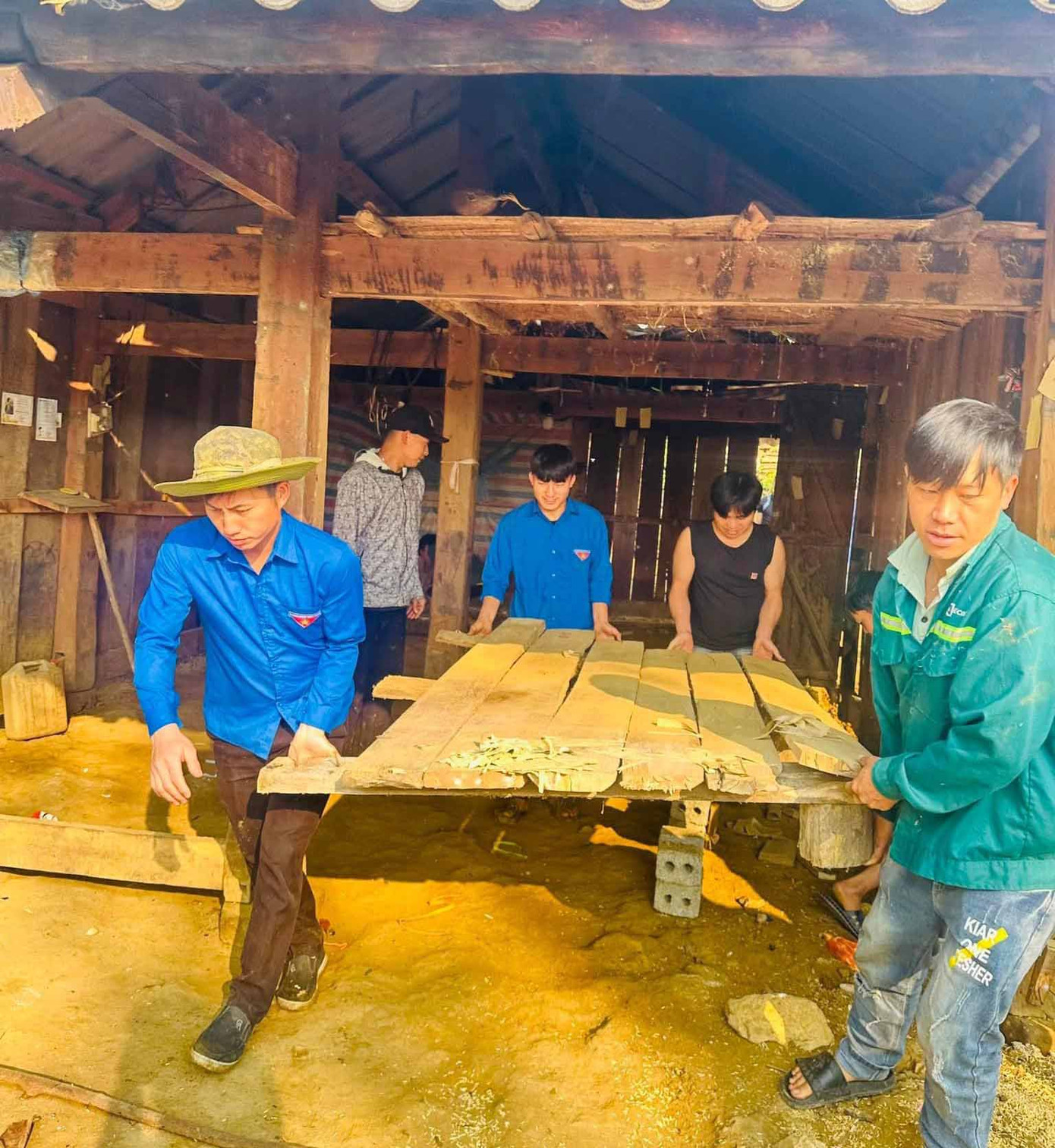 Đoàn viên thanh niên thành phố Lai Châu tham gia sửa nhà cho hộ nghèo. Đoàn viên thanh niên thành phố Lai Châu tham gia sửa nhà cho hộ nghèo.