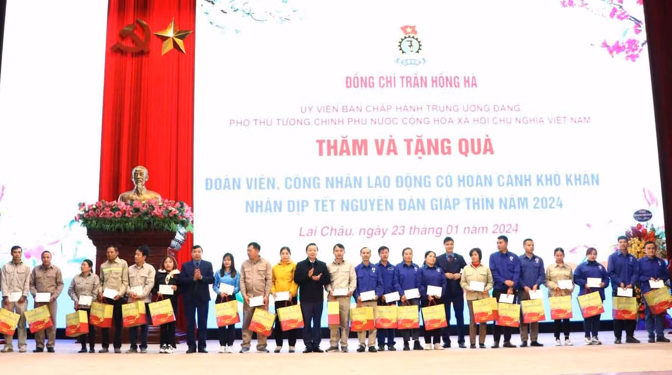 Phó Thủ tướng Chính phủ Trần Hồng Hà, Phó Chủ tịch Tổng Liên đoàn lao động Việt Nam Ngọ Duy Hiểu và Chủ tịch Liên đoàn lao động tỉnh Lai Châu Hoàng Thọ Trung trao quà cho đoàn viên, người lao động.