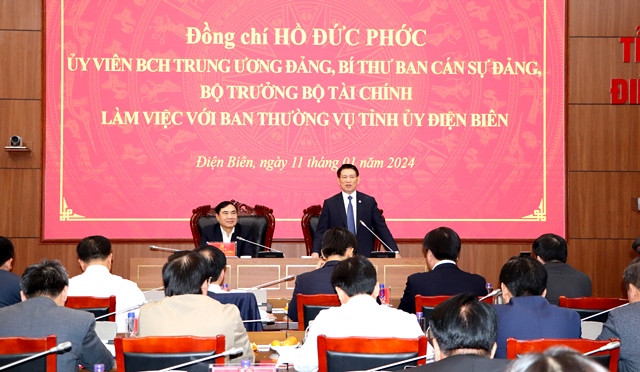 Bộ trưởng Bộ Tài chính Hồ Đức Phớc kết luận buổi làm việc.