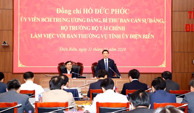 Bộ trưởng Bộ Tài chính Hồ Đức Phớc kết luận buổi làm việc.