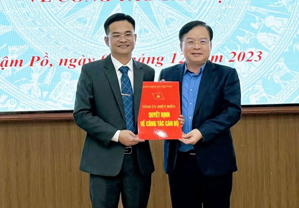 Phó Bí thư Thường trực Tỉnh ủy Điện Biên Mùa A Sơn trao quyết định cho tân Phó Bí thư Huyện ủy Nậm Pồ Lý Thanh Tiềm.