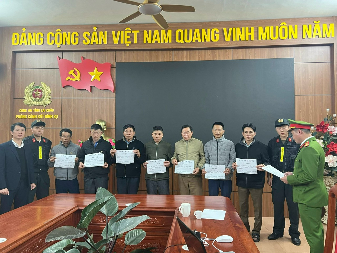 Cơ quan Cảnh sát điều tra công an tỉnh Lai Châu thi hành lệnh bắt khẩn cấp, tạm giữ hình sự 7 đối tượng. Cơ quan Cảnh sát điều tra công an tỉnh Lai Châu thi hành lệnh bắt khẩn cấp, tạm giữ hình sự 7 đối tượng.