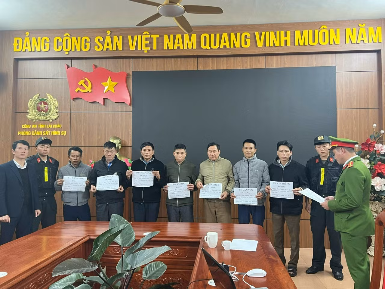 Cơ quan Cảnh sát điều tra công an tỉnh Lai Châu thi hành lệnh bắt khẩn cấp, tạm giữ hình sự 7 đối tượng.