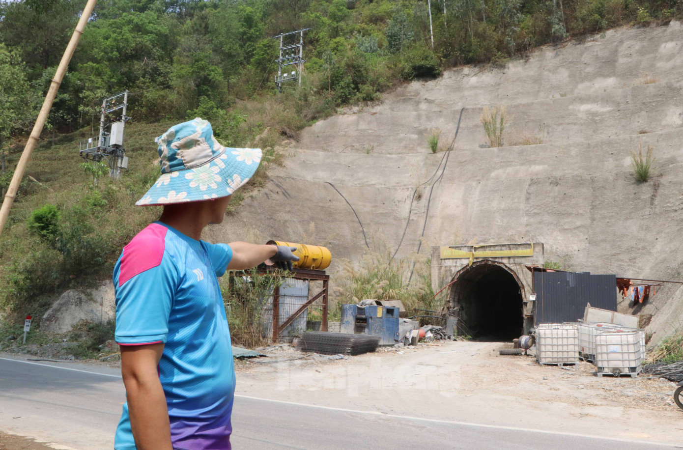 Theo người dân bản Nà Dân, nguyên nhân dẫn đến thiếu nước sinh hoạt do thi công hầm thủy điện Mường Kim 3 làm ngắt các mạch nước.