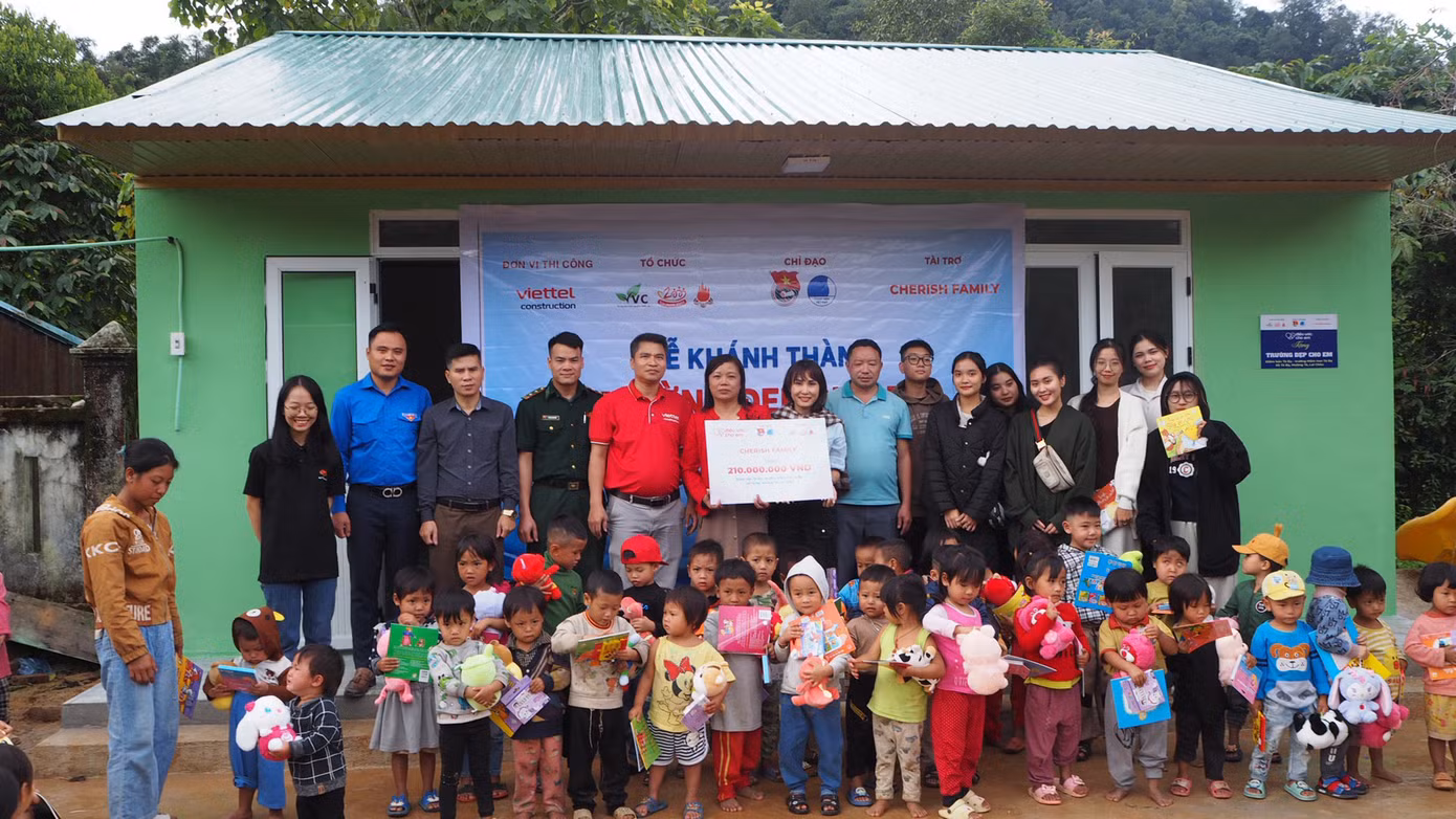 Đại diện đơn vị tài trợ trao quà cho học sinh Điểm trường Mầm non bản Tá Bạ, xã Tá Bạ, huyện Mường Tè (Lai Châu).