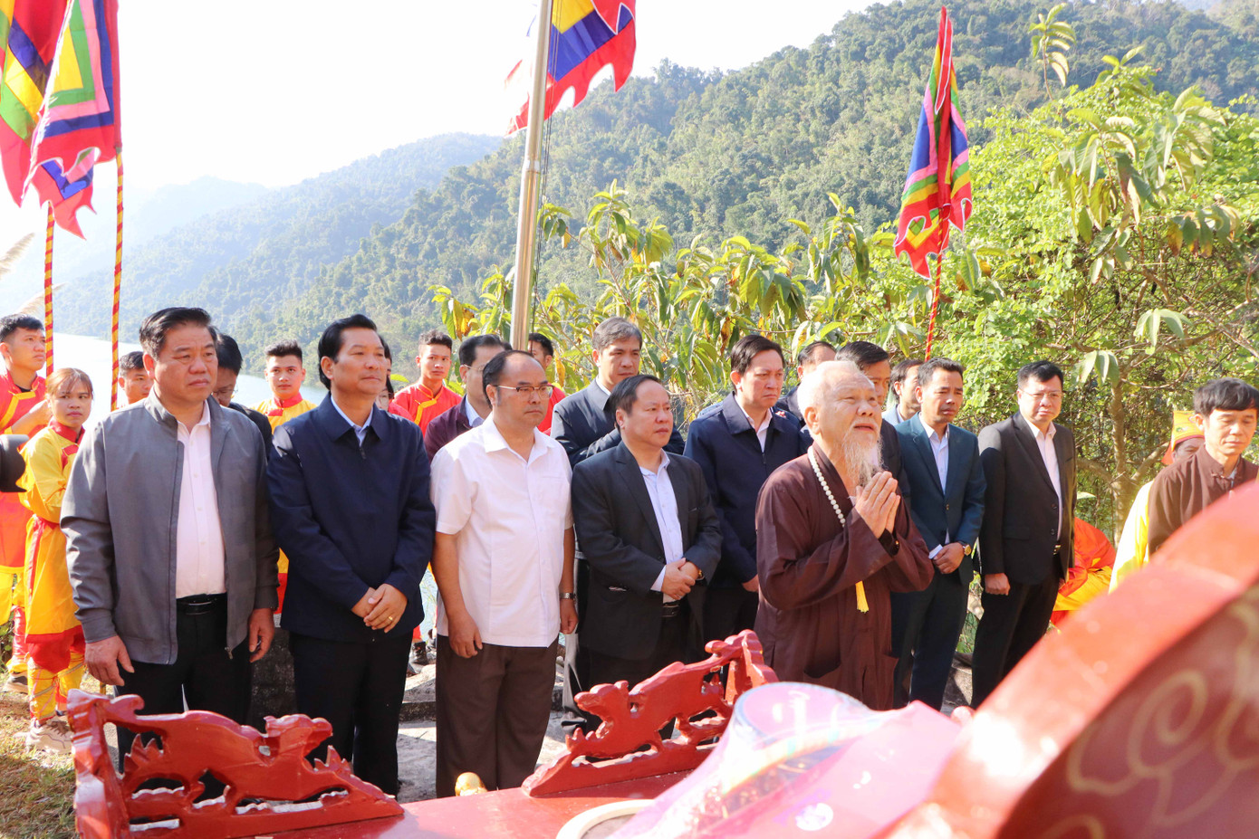 Các đồng chí lãnh đạo tỉnh Lai Châu và các sở, ngành, địa phương thành kính, tưởng nhớ công lao to lớn của Vua Lê Thái Tổ. Các đồng chí lãnh đạo tỉnh Lai Châu và các sở, ngành, địa phương thành kính, tưởng nhớ công lao to lớn của Vua Lê Thái Tổ.