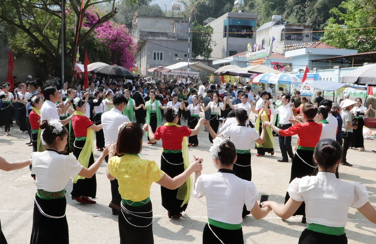 Đại biểu, du khách cùng bà con nhân dân vui hội xòe.