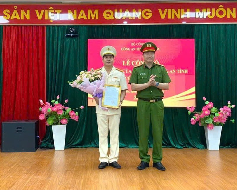 Đại tá Phạm Hải Đăng - Phó Giám đốc Công an tỉnh Lai Châu trao quyết định cho Thượng tá Khoàng Văn Thương. Đại tá Phạm Hải Đăng - Phó Giám đốc Công an tỉnh Lai Châu trao quyết định cho Thượng tá Khoàng Văn Thương.