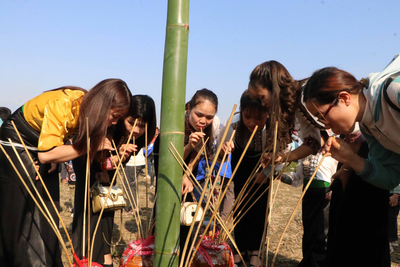 Người dân cùng du khách thưởng thức món rượu cần với mong muốn một năm may mắn, bình an.