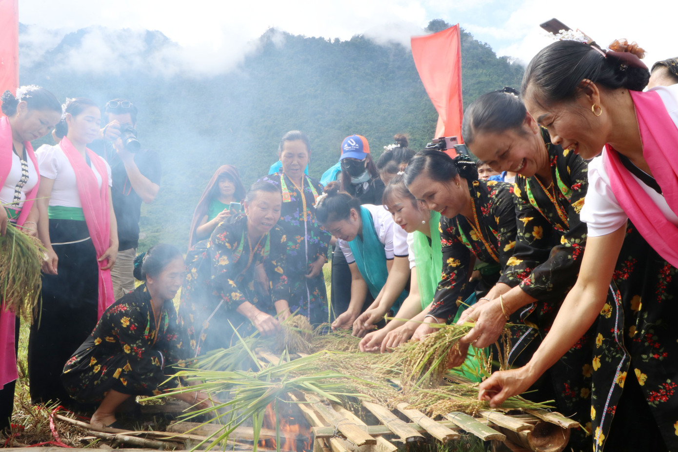 Sau nghi thức cúng hồn lúa, đến nghi thức giã cốm, cầu bình an. Thóc được nướng trong lửa nhỏ, lật liên tục cho nóng đều; lửa phải được duy trì đều trong khoảng 30 phút đến khi nứt hạt và dậy mùi thơm. Theo quan niệm của người Thái, đây là công đoạn quan trọng quyết định độ ngon của cốm, bởi nếu quá lửa sẽ bị cứng, nếu non lửa sẽ mất đi độ dẻo.