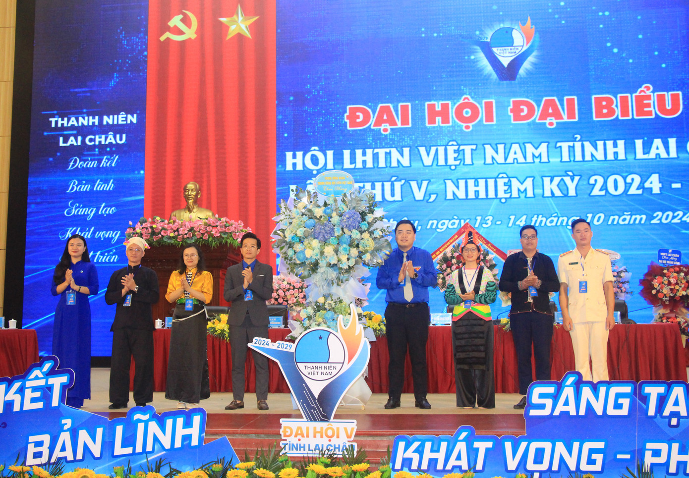 Phó Chủ tịch Trung ương Hội LHTN Việt Nam Nguyễn Xuân Hiếu tặng hoa chúc mừng Đại hội.