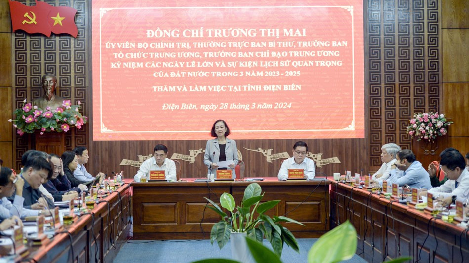 Quang cảnh buổi làm việc. Quang cảnh buổi làm việc.