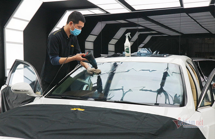 Dán phim cách nhiệt giúp cản một phần ánh nắng chiều thẳng vào khoang lái.