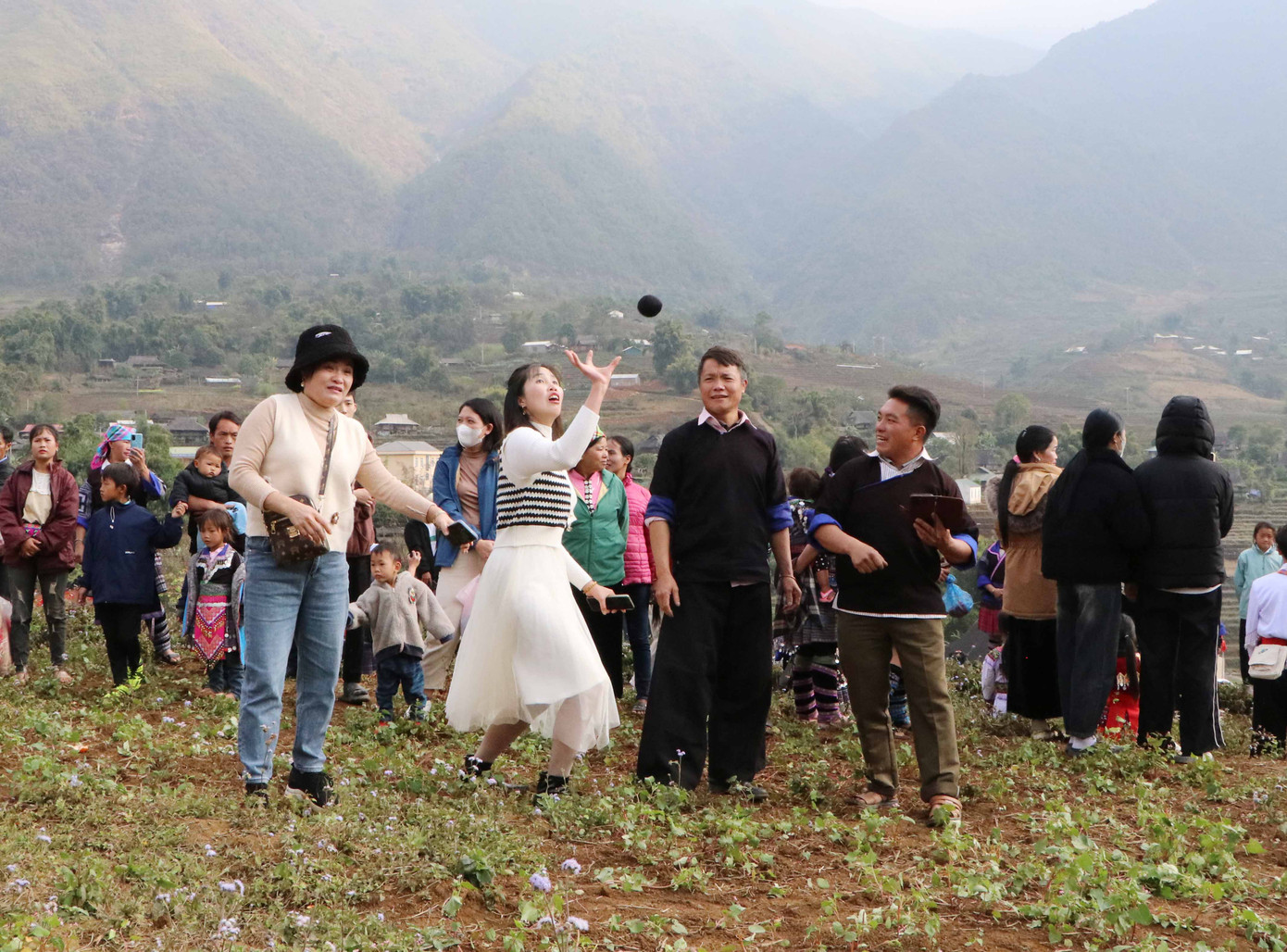 Trò chơi ném pao thu hút du khách tham gia, trải nghiệm.