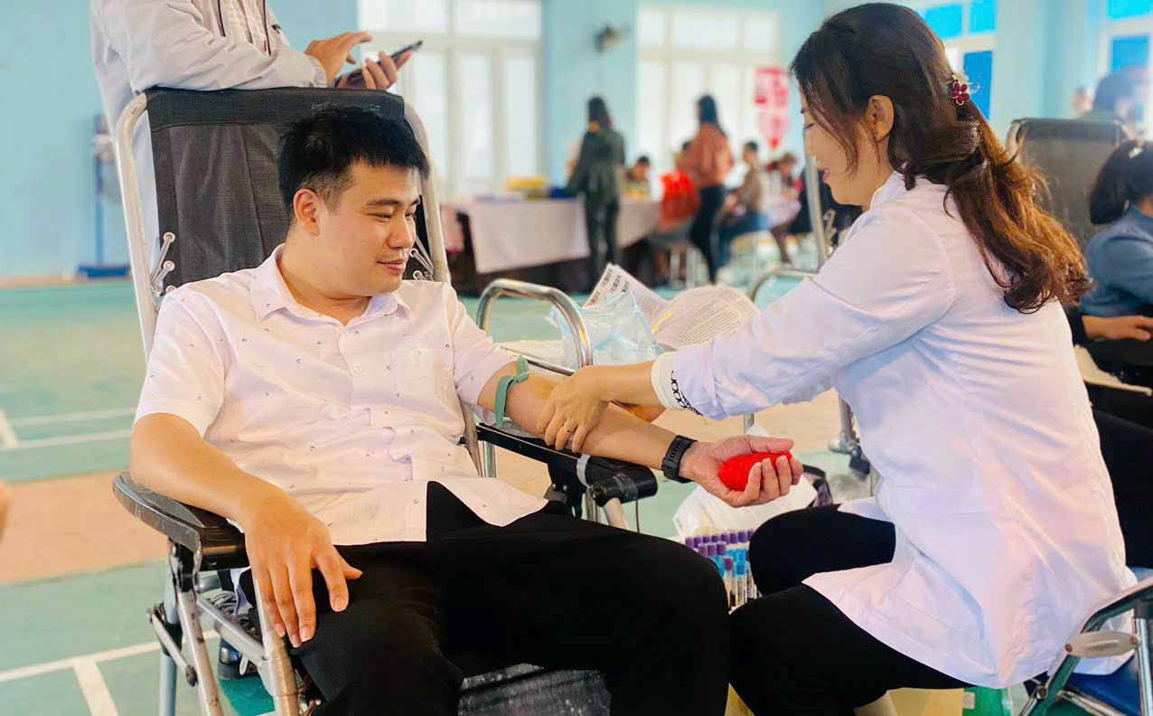 Bùi Đức Phong - cái tên không còn xa lạ ở Lai Châu trong phong trào hiến máu tình nguyện. Bùi Đức Phong - cái tên không còn xa lạ ở Lai Châu trong phong trào hiến máu tình nguyện.