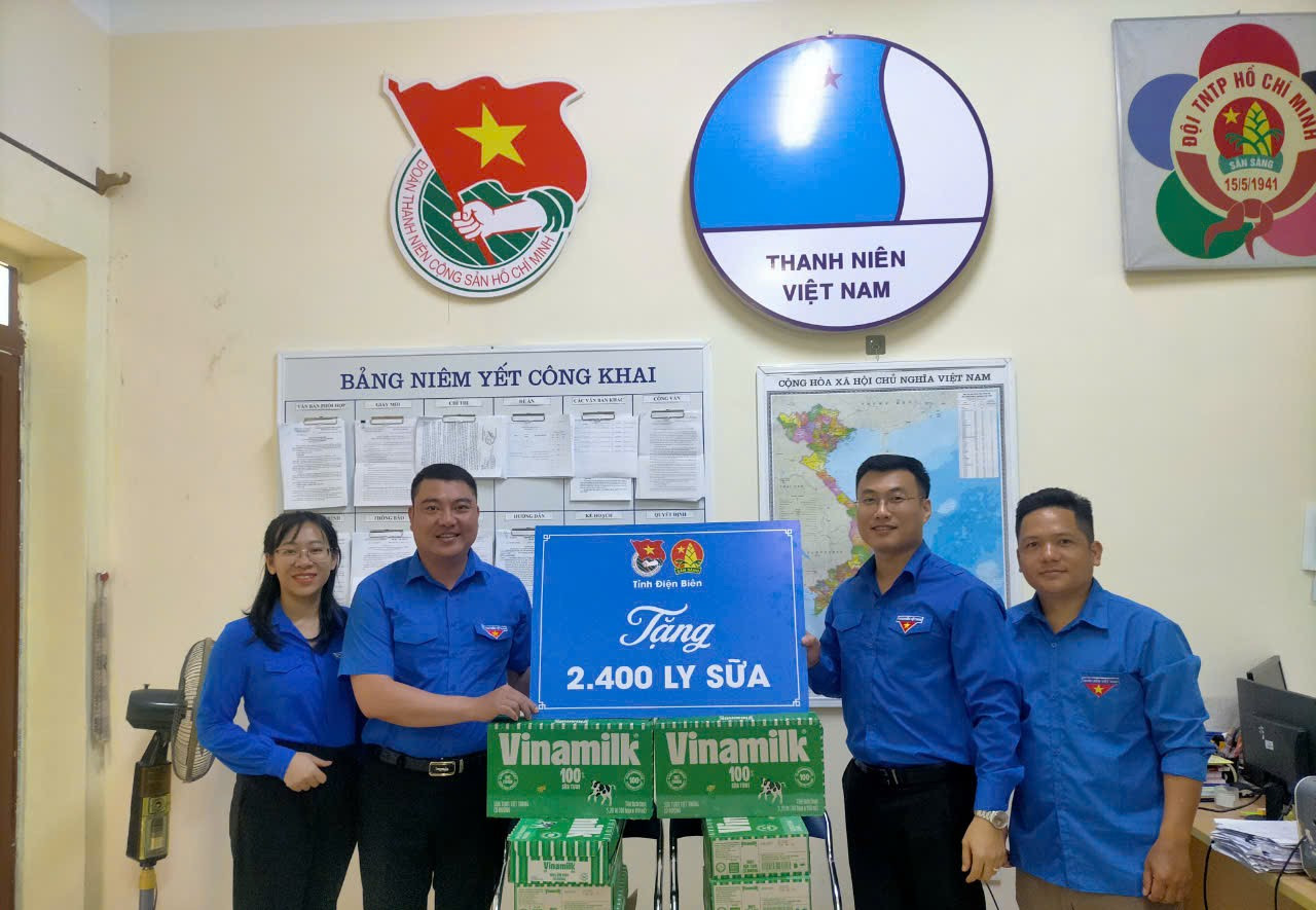 Tỉnh Đoàn, Hội đồng Đội tỉnh Điện Biên tặng 2.400 ly sữa cho các em thiếu nhi có hoàn cảnh khó khăn trên địa bàn thị xã Mường Lay.