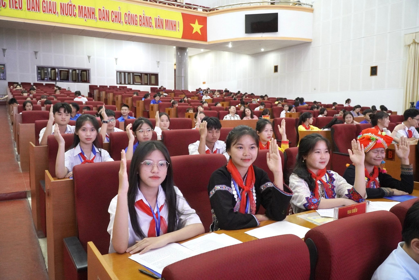 Đại biểu thiếu nhi thông qua các nghị quyết tại Kỳ họp.