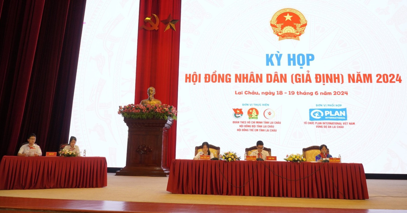 Các đại biểu thiếu nhi thực hiện Kỳ họp giả định Hội đồng nhân dân trẻ em năm 2024.