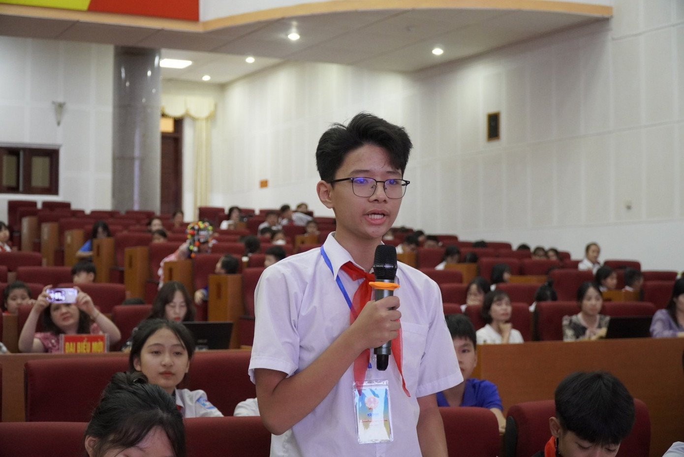 Đại biểu thiếu nhi phát biểu thảo luận tại Kỳ họp.