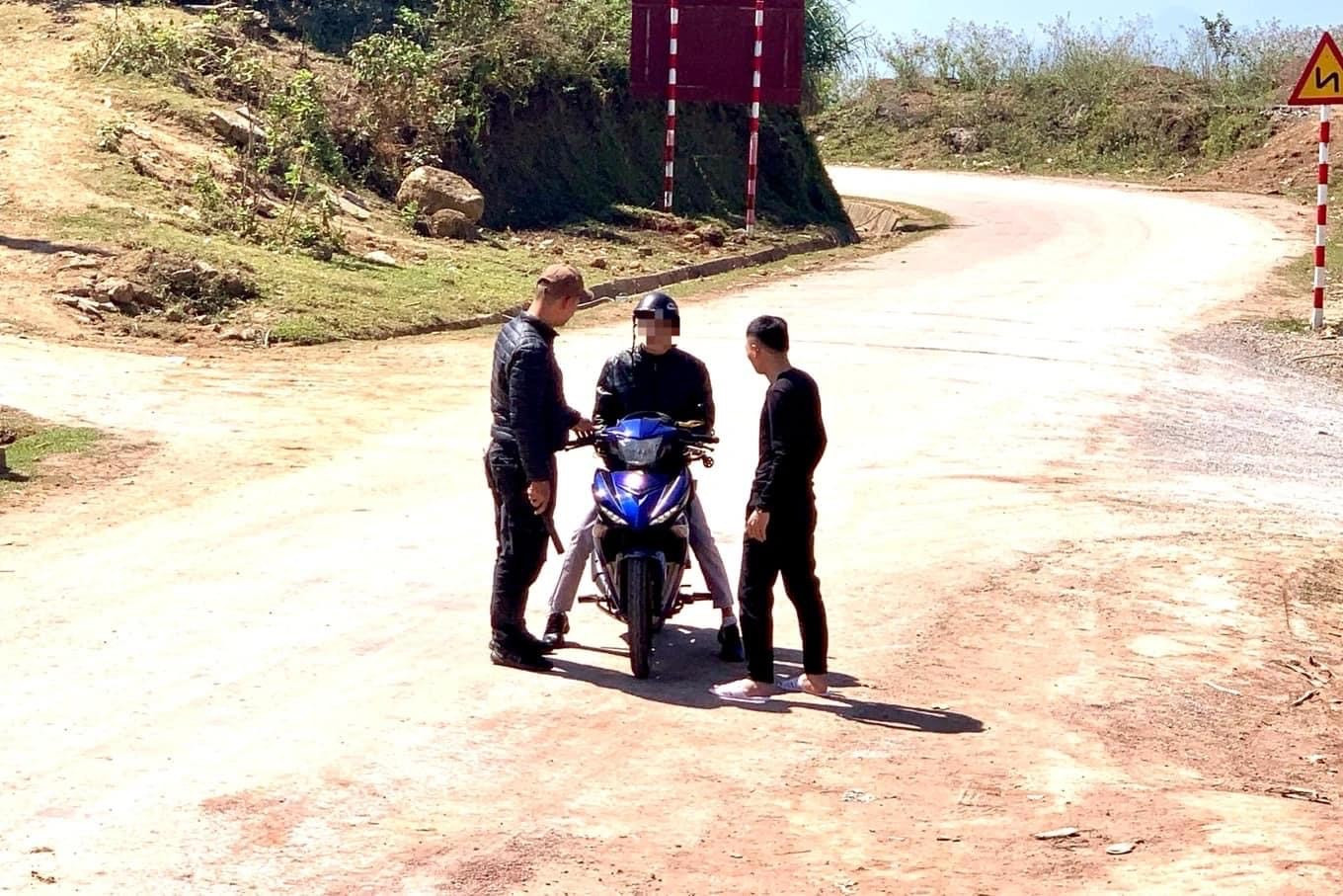 Lực lượng chức năng lập chốt chặn truy tìm nghi phạm.