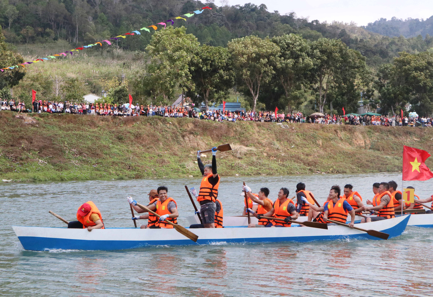 Nụ cười chiến thắng về đích của các vận động viên.