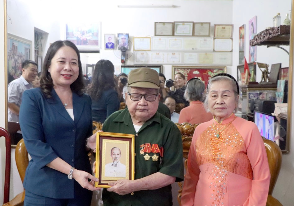 Quyền Chủ tịch nước Võ Thị Ánh Xuân tặng quà cựu chiến binh Nguyễn Hữu Chấp, sinh năm 1931, trú tại phường Him Lam, TP. Điện Biên Phủ. Quyền Chủ tịch nước Võ Thị Ánh Xuân tặng quà cựu chiến binh Nguyễn Hữu Chấp, sinh năm 1931, trú tại phường Him Lam, TP. Điện Biên Phủ.