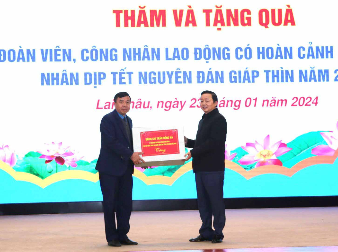 Phó Thủ tướng Chính phủ Trần Hồng Hà tặng quà cho đoàn viên, người lao động tỉnh Lai Châu qua Liên đoàn Lao động tỉnh Lai Châu. Phó Thủ tướng Chính phủ Trần Hồng Hà tặng quà cho đoàn viên, người lao động tỉnh Lai Châu qua Liên đoàn Lao động tỉnh Lai Châu.