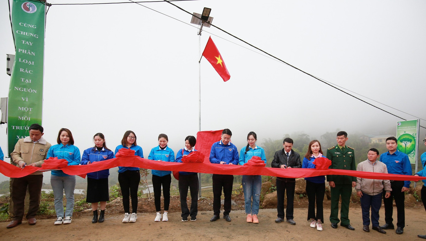 Đại diện Ban Dân vận Quận ủy Hà Đông, Quận đoàn Hà Đông, Huyện đoàn Phong Thổ, UBND, Đoàn xã Sin Suối Hồ và Đồn Biên phòng Sin Suối Hồ cắt băng khánh thành công trình thanh niên “Thắp sáng đường biên” tại bản Sì Cha Chải, xã Sin Suối Hồ.